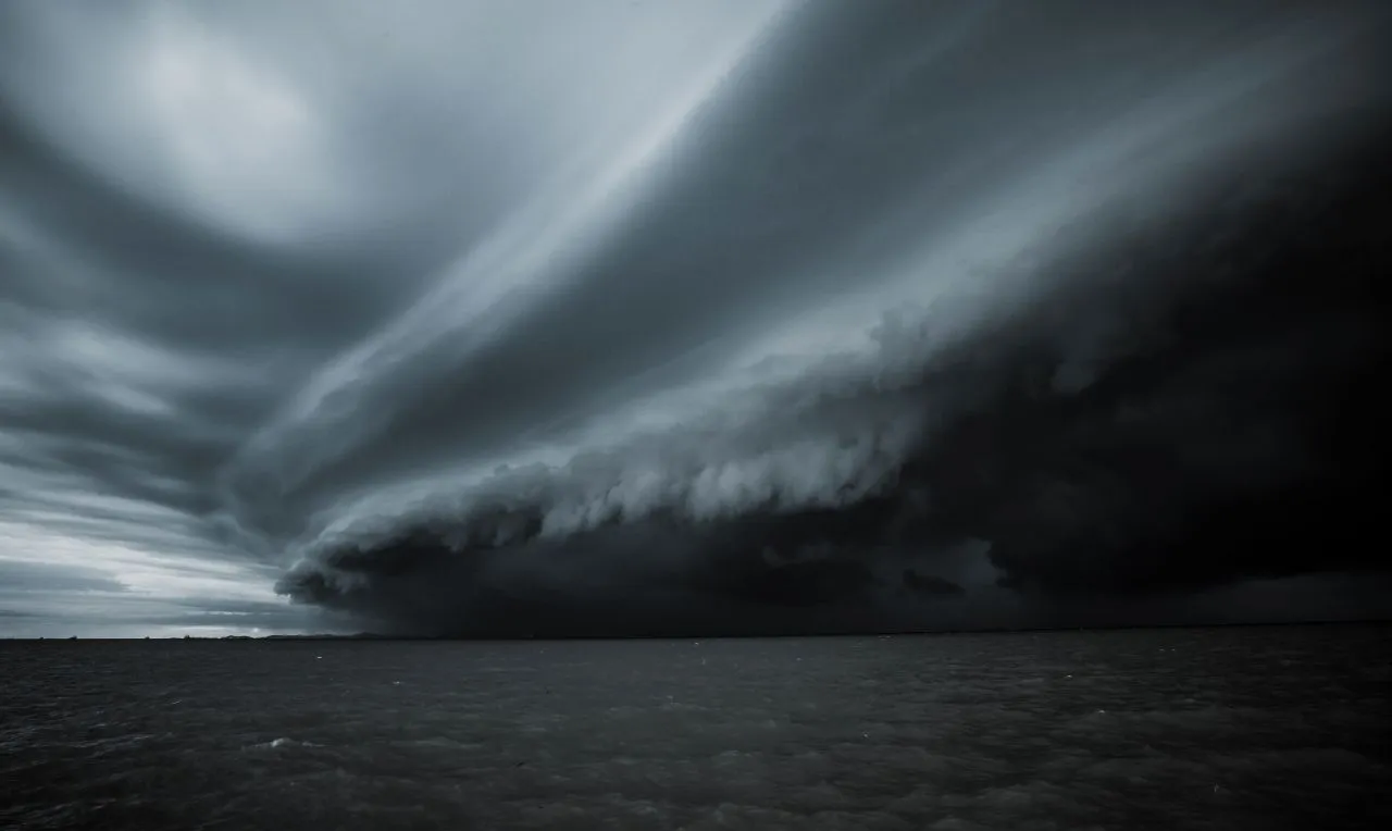 A imagem mostra o avanço de uma chuva intensa vinda do mar para o continente